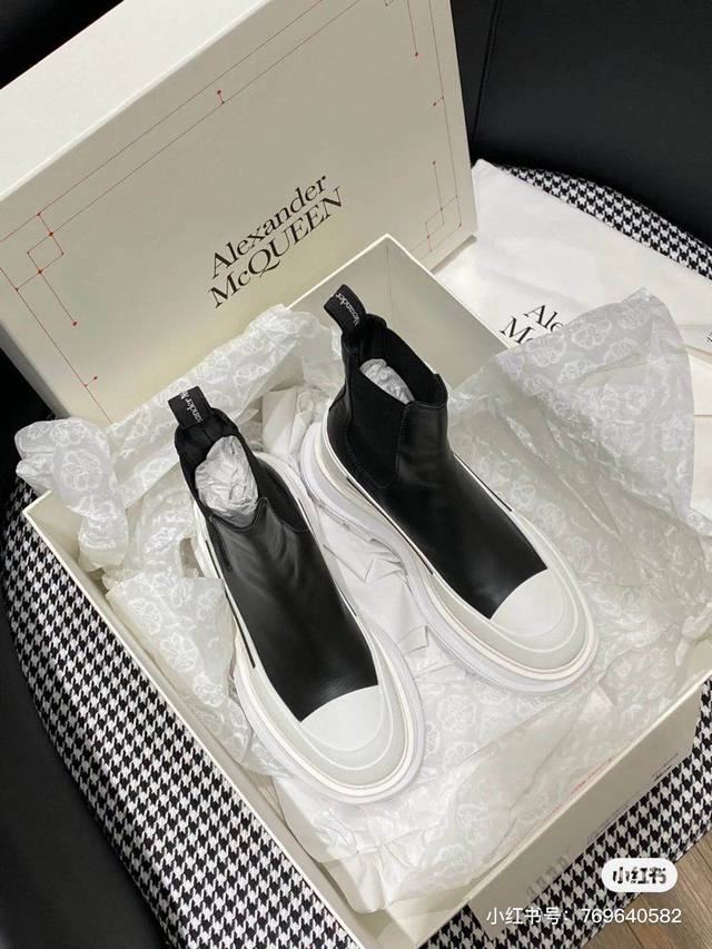 Latest Alexander Mcqueen autumn and winter new Chelsea bootsFabric: imported ful