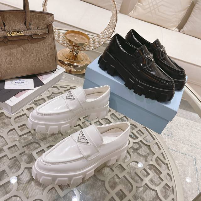 A one-to-one replica of the original. Prada's new black open-edge red thick-sole