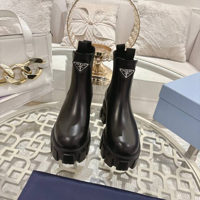 Prada autumn and winter classic style, made of imported open-edge pea cowhide l