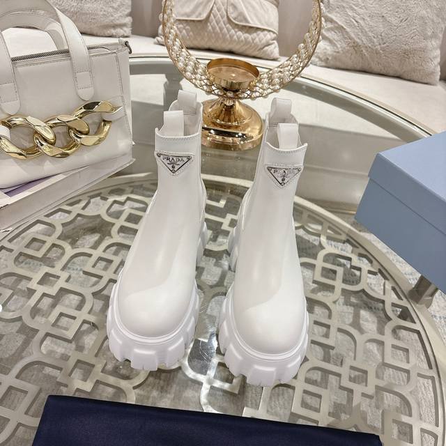 Prada autumn and winter classic style, made of imported open-edge pearl cowhide