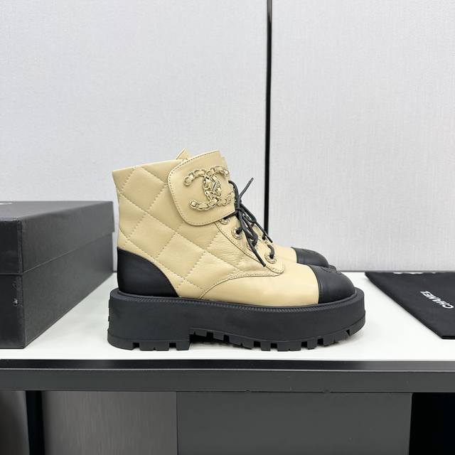 chanel 24B new double C autumn and winter Martin thick-soled boots. Chanel's hot