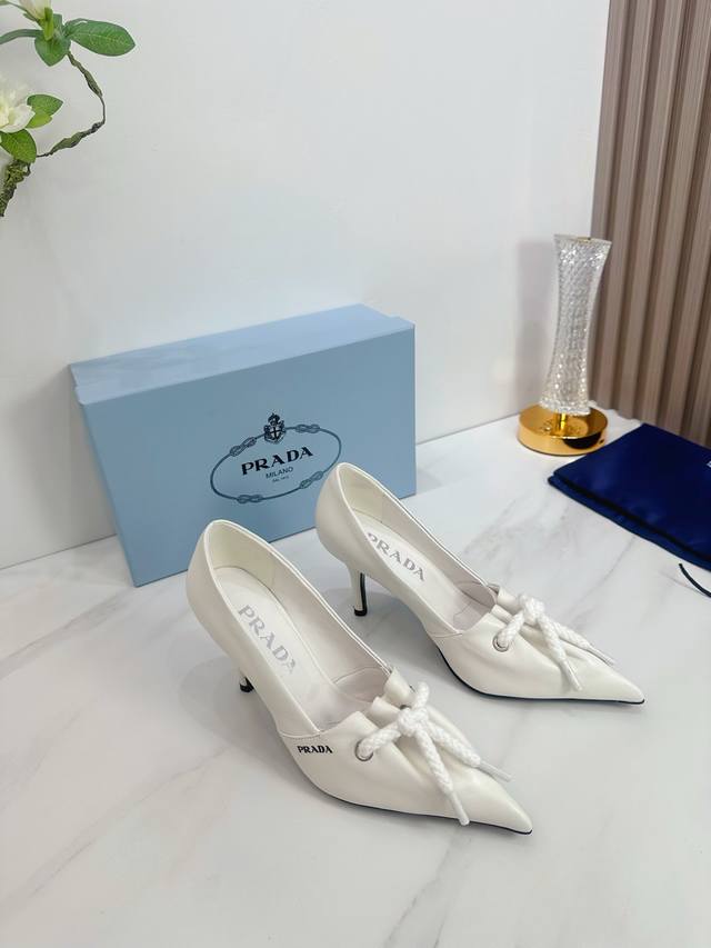 Factory 2025 Sss heavily launches Prada's latest long and short boots, sandals,