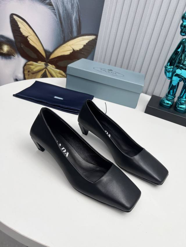 Factory Sss heavily launches Prada's latest long and short boots, sandals, singl