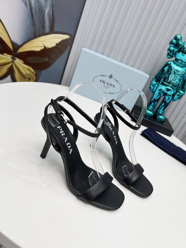 Factory Sss heavily launches Prada's latest long and short boots, sandals, singl
