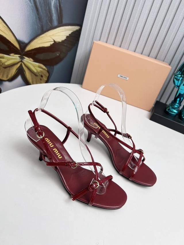 Factory New arrival, Miu Miu, with a brand-new, stunningly beautiful decorative