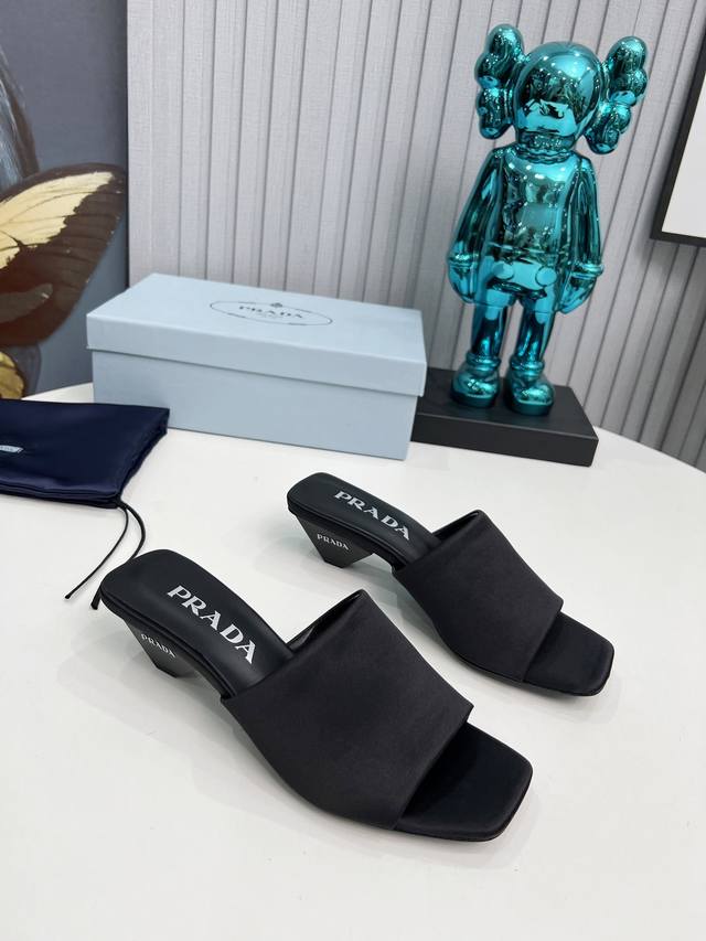 Factory Sss heavily launches Prada's latest long and short boots, sandals, singl