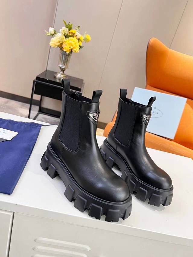 Top-tier SSS has launched a new Prada ankle boot collection. Prada's early fall