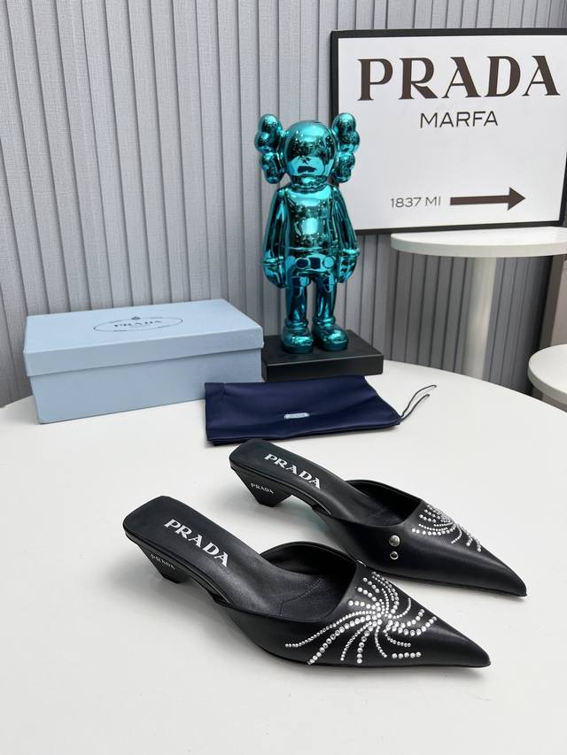 Factory Sss heavily launches Prada's latest long and short boots, sandals, singl
