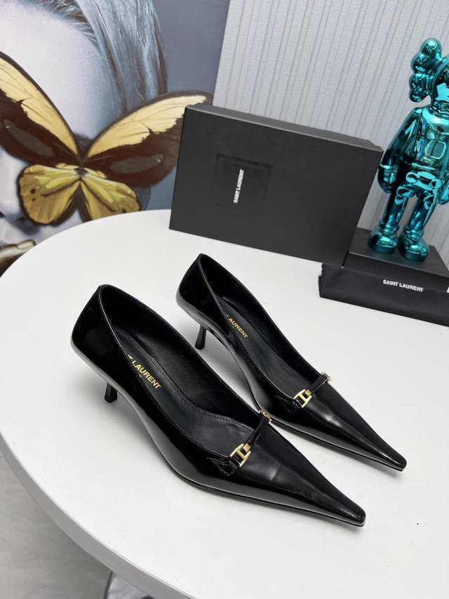 Factory Saint Laurent 24Ss super-hot sandals are now available at the store. Ce