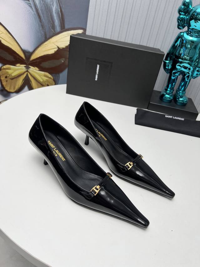 Factory Saint Laurent 24Ss super-hot sandals are now available at the store. St