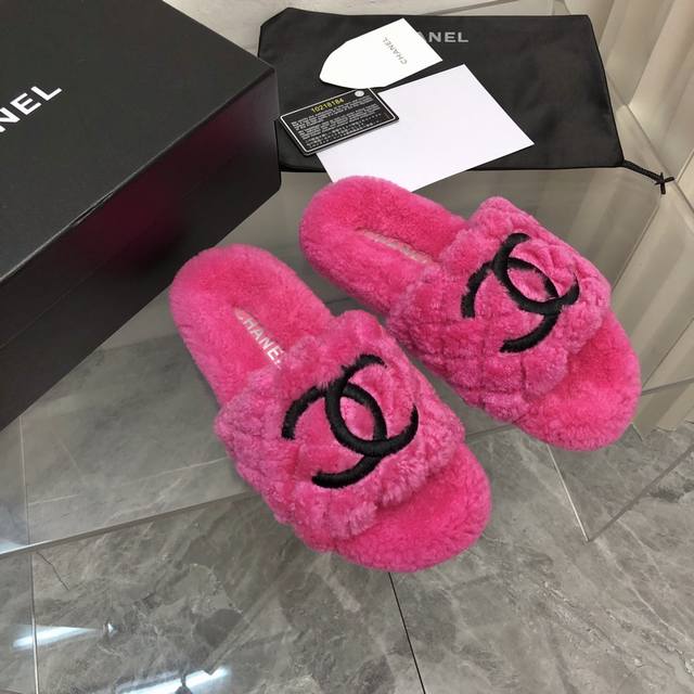 Chanel's 2025 Fall/Winter collection of elegant, elegant wool slippers has arri