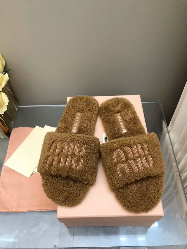 25Ss Autumn and Winter catwalk new style flat-soled furry slippers, the same sty