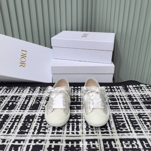 Dior Lucky! Dior's designers truly understand summer women's needs. This new Luc