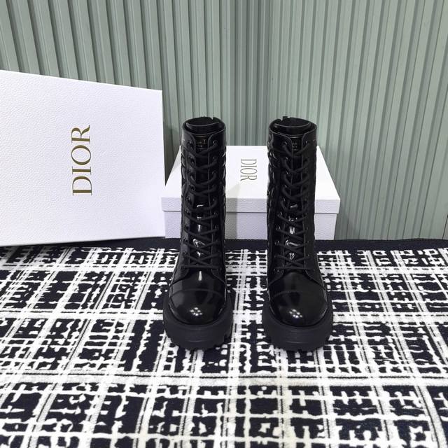 Dior slim boots are a versatile autumn and winter item. Chelsea boots and Marti