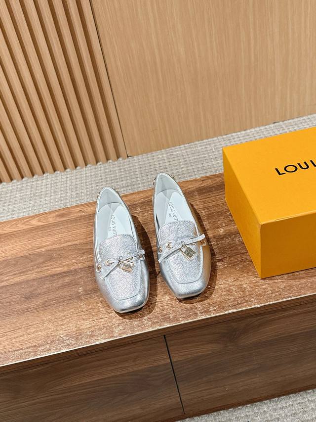 Louis Vuitton flat loafers, crafted from premium cowhide, feature a lightweight