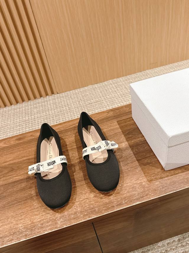 Dior's classic ballet flats are inspired by the world of dance. The simple round