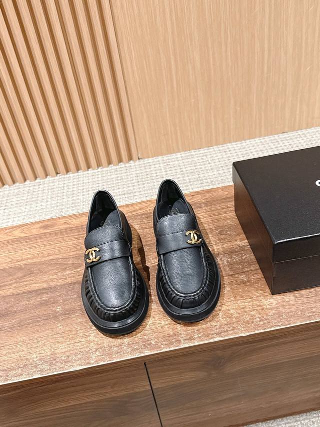 Chanel's new pleated double-C buckle loafers, made in Dongguan. Original qualit