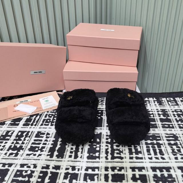 Miu Miu's new buckle-style wool slippers are perfect for autumn and winter. The