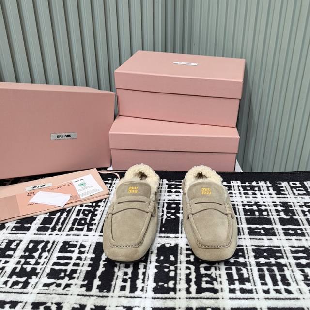 25Ss catwalk style Miumiu Miu Miu small square toe furry loafers, flat-soled fur