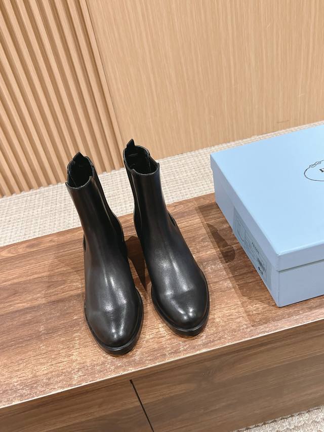 Made in Dongguan# Prada's new autumn and winter low-heeled slip-on Chelsea boots