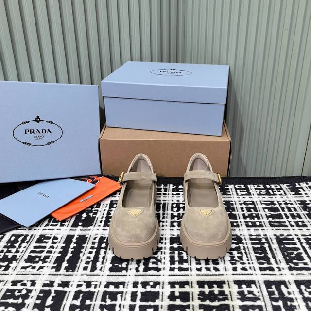 Dongguan-made, surrogate-level edition . The geometric design and bold silhouet