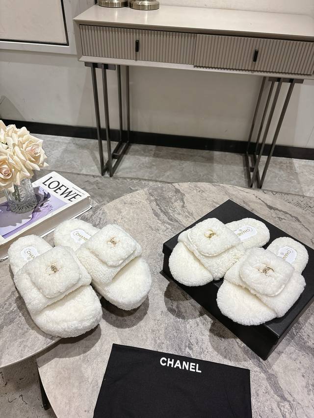 Thin sole, thick sole. Chanel's latest autumn and winter double C pocket wool sl