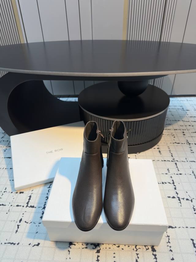 the Row* 25Ss New Fall/Winter Round-Toe Side Zipper Ankle Boots The Row never fa