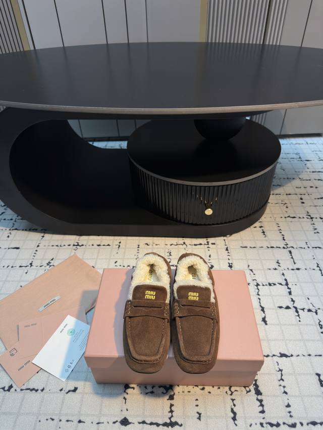 miu Mi* 25Ss show-style furry closed-toe loafers . Perfectly matched, effortles