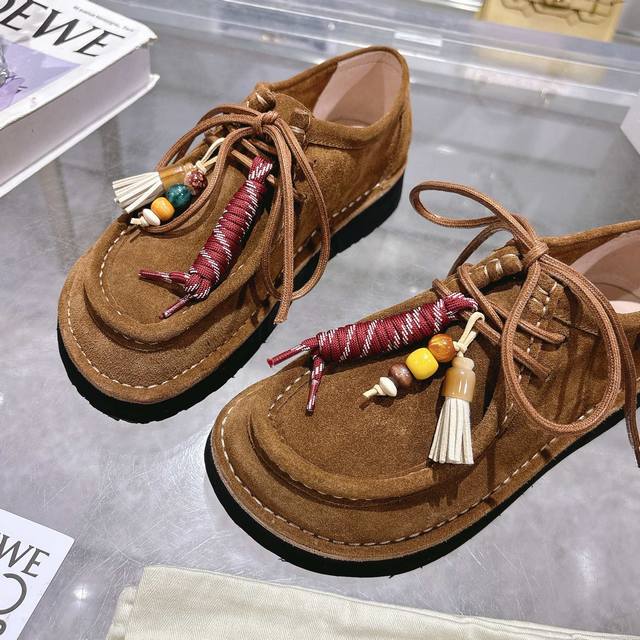 Loewe retro loafers are paired with Bohemian beads, tassels, loafers with expose