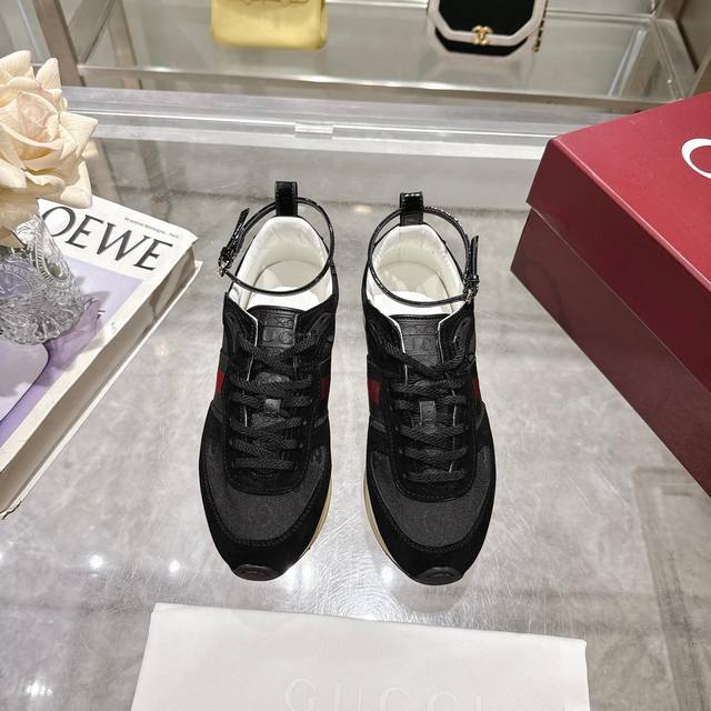 2025 Dynamic piece. Lightweight and flexible outsole with a special treatment ex