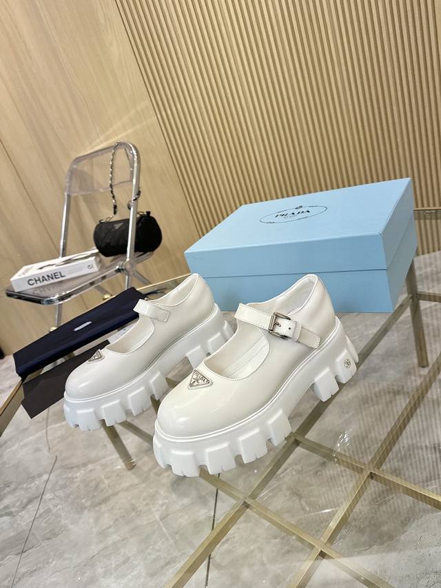 Prada's new autumn/winter women's wear | Absolutely gorgeous! Breaking News! An