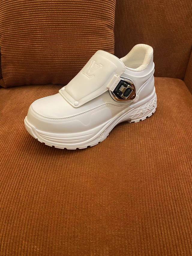 Lv Discovery Lace Up sneakers, thick-soled, dad sneakers. Brand elements adorn t