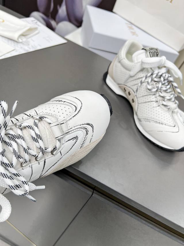 White New to the Spring/Summer 2025 ready-to-wear collection, these D-Sketch sne