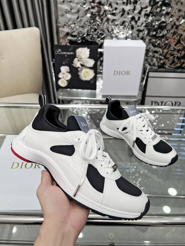 Dior, the latest from the Star collection, graces the runway. These Dior Star da