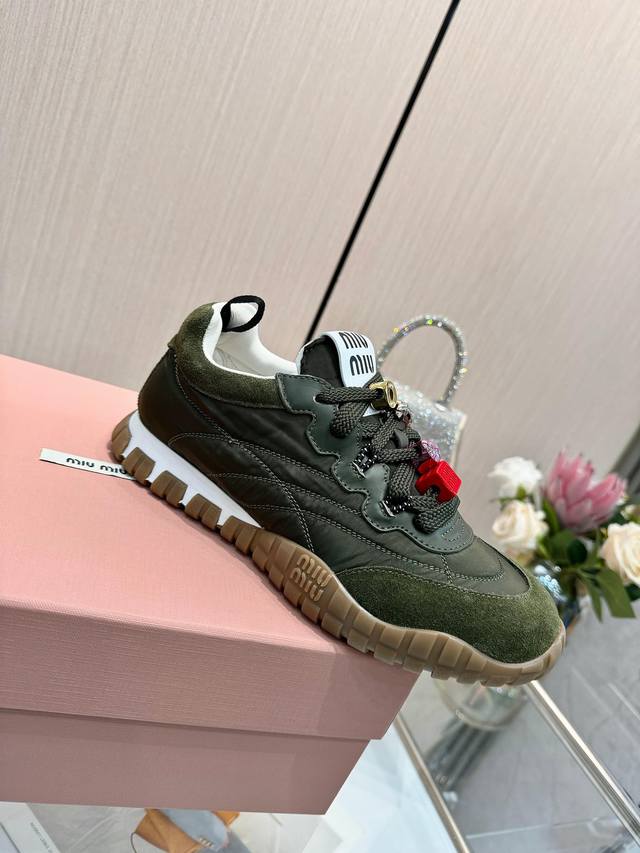 Buttoned designMiu Miu's new spring/summer biscuit shoes, Forrest Gump shoes, an