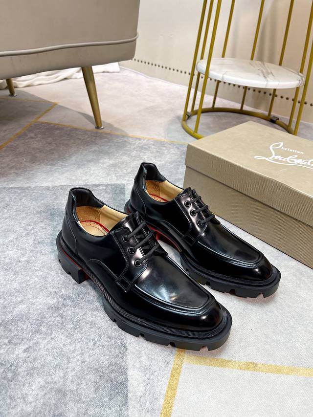 Top-of-the-line cowhide lining, exquisitely packaged. These stylish men's casua