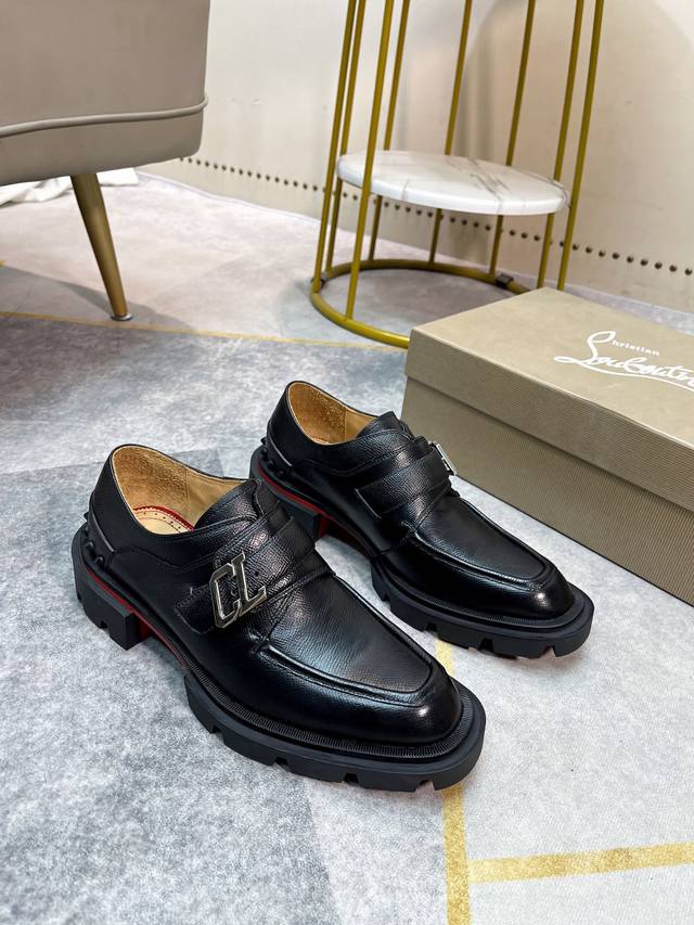 Top-of-the-line, exquisitely packaged, Cl men's casual low-top shoes. Made of p