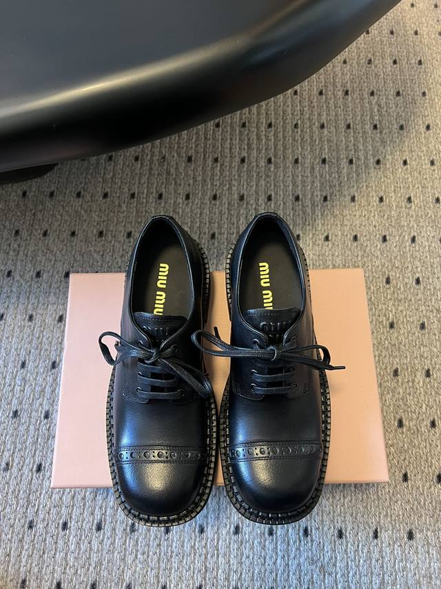 Miu Mi* 25Ss's new early fall Derby shoes feature a retro, text-inspired design.