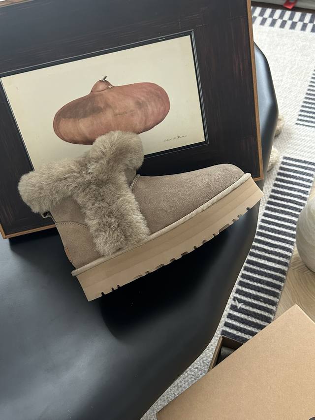 Ugg. Cute thick-soled alpaca fur-trimmed snow boots, the same style as the brick