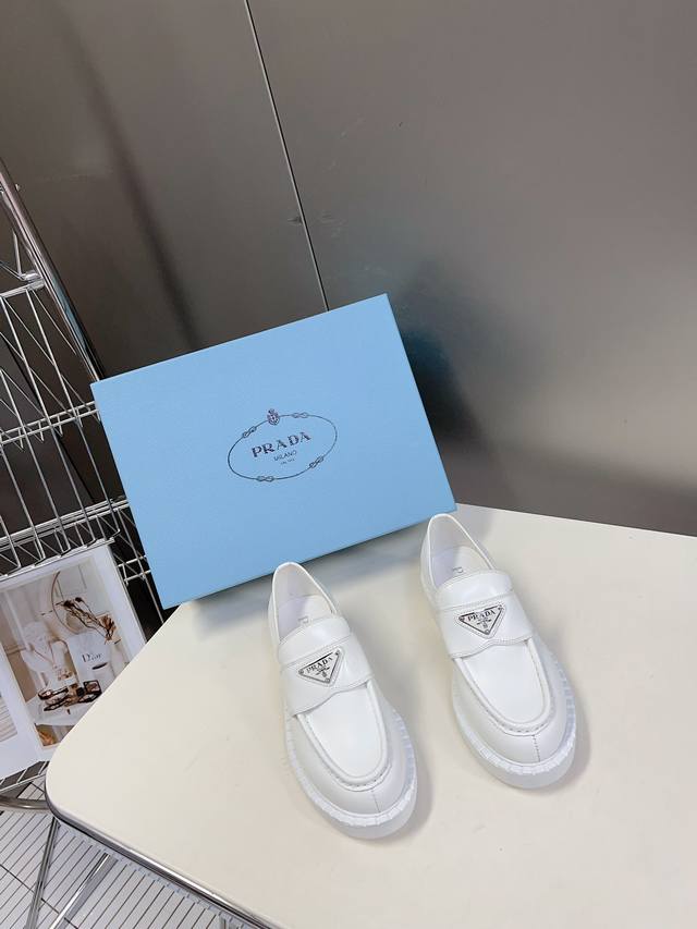 Men's 10. Top-of-the-line Prada triangle-label couple's loafers. 1:1 replica of