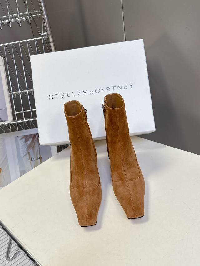 Niche fashion brand Khaite's latest autumn and winter retro pointed-toe fashion