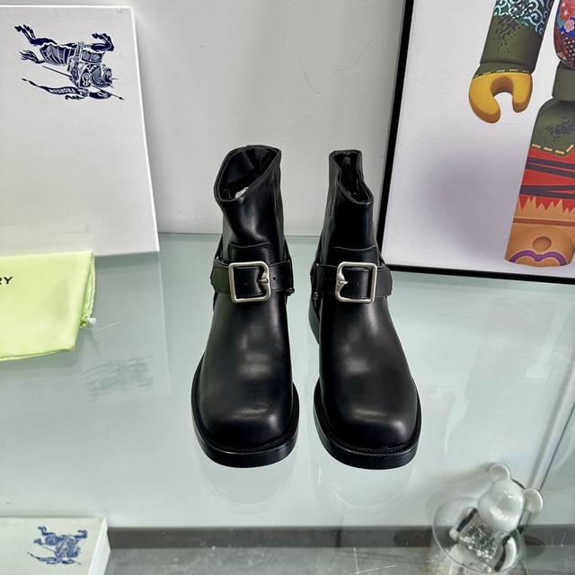 New arrivals: Burberry boots, long boots, short boots, . A flagship style from