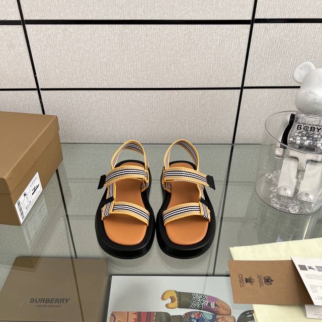 New Burberry slippers. Crafted using complex manufacturing processes. Absolutel