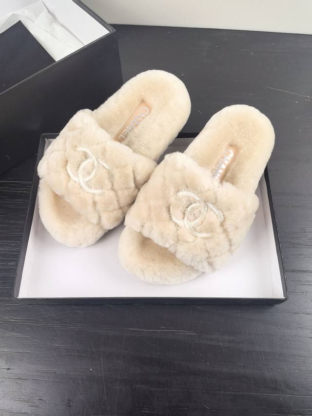 Channel 25Ss new autumn and winter flat wool slippers. Super comfortable wool sl