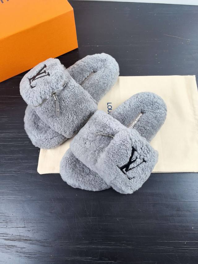 Louis Vuitton 25Ss new autumn and winter flat wool slippers. Super comfortable w