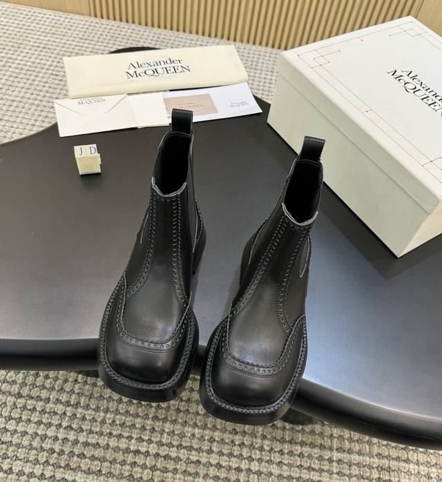 Aiexander McQueen's new 2025 Fall/Winter Chelsea boots! A one-to-one, high-end r