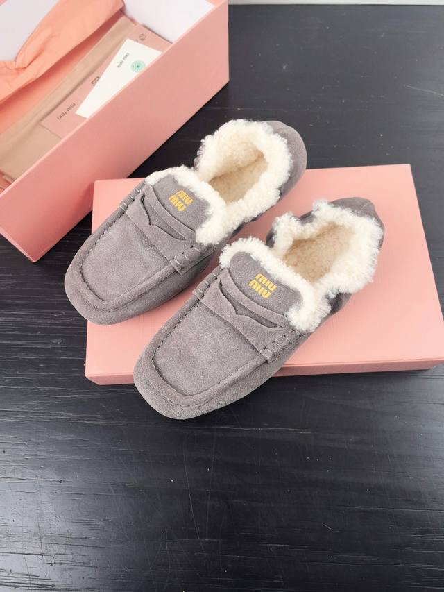 p Miumiu 2025Ss Fall/Winter Runway Slip-On Driving Shoes and Furry LoafersThese p Miumiu 2025Ss Fall/Winter Runway Slip-On Driving Shoes and Furry LoafersThese