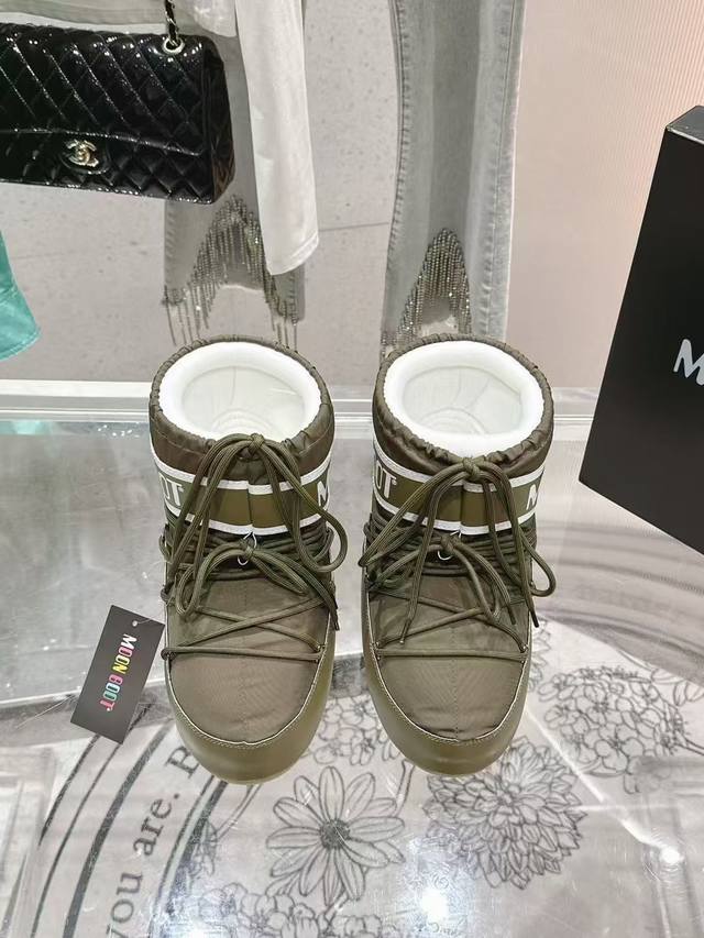 moonboot, warm bootsSpace boots. Ski boots. Snow boots, full of black technology