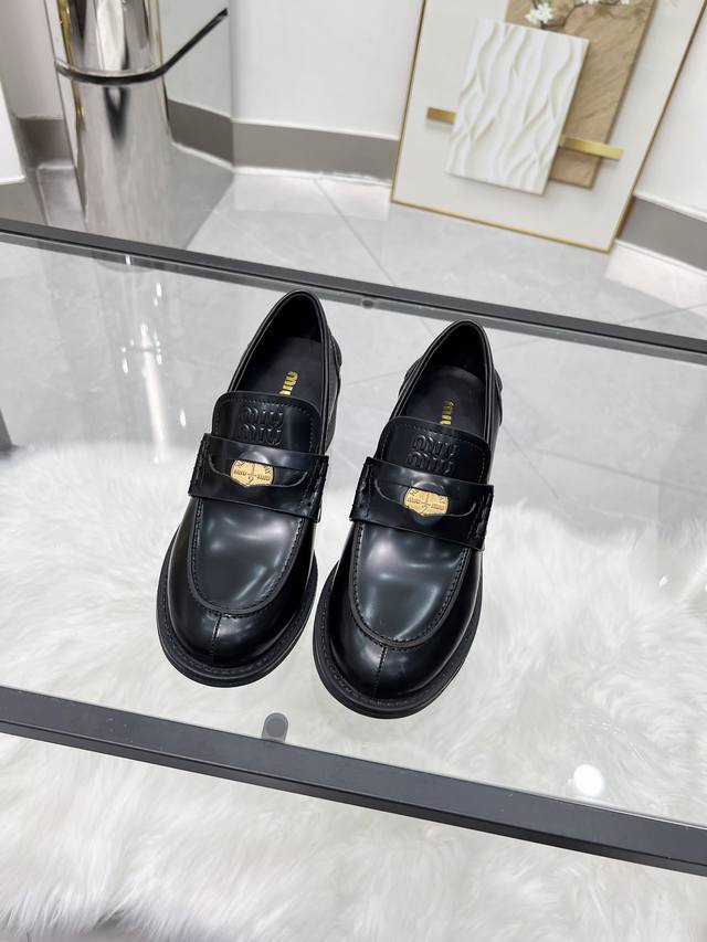 Manufacturer: . Miumiu's latest 2025 British-inspired loafers featured a distin