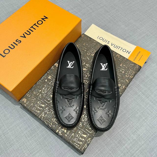 Ouis Vuitto men's loafers, top-tier leather and black lining, original packaging